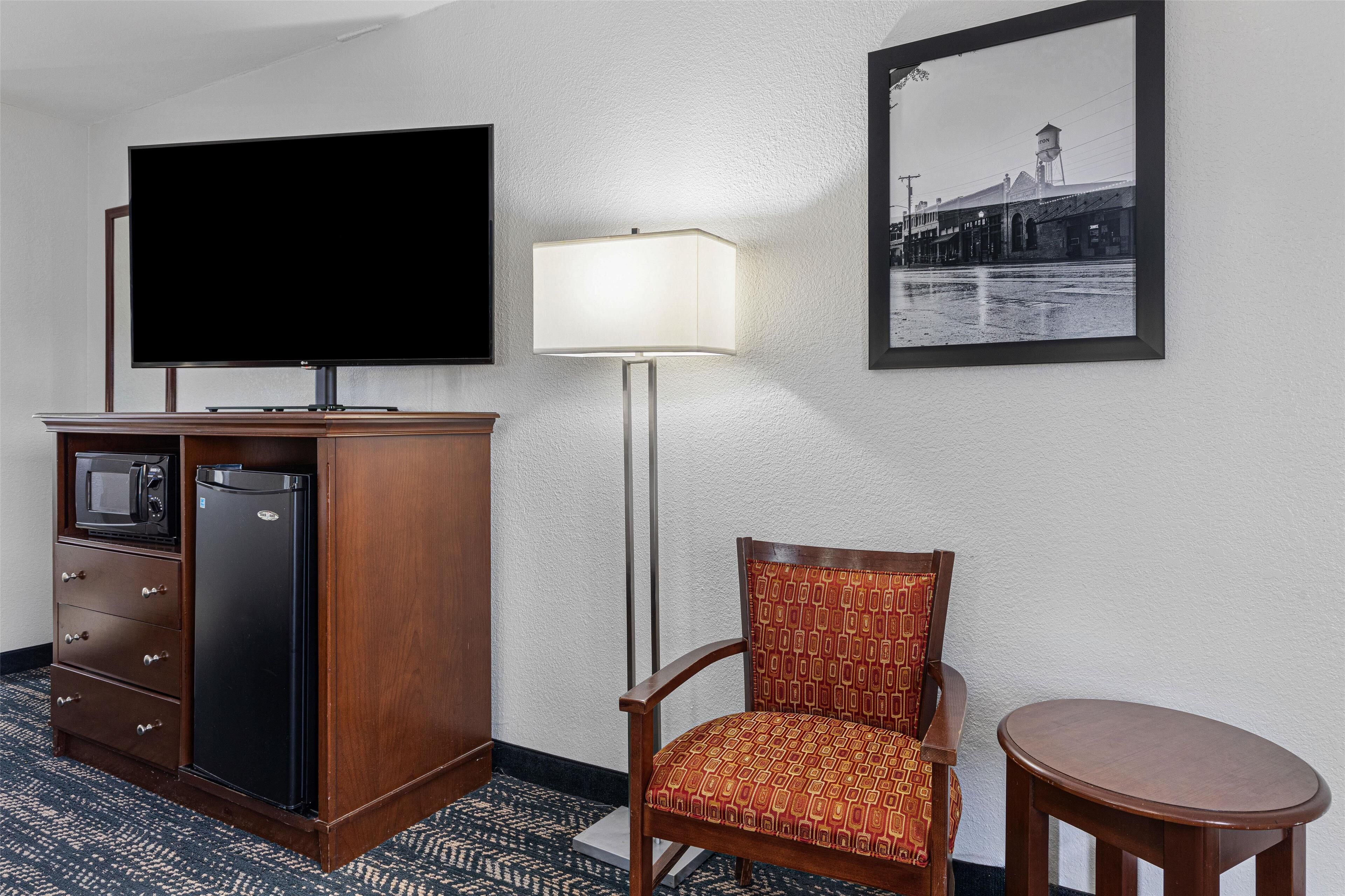 standard room, 1 king bed, non smoking, refrigerator & microwave | iron/ironing board, free wifi, bed sheets