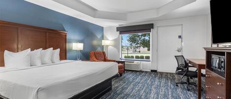 Habitación estándar, 1 cama King size, para no fumadores, refrigerador y microondas | Tabla de planchar con plancha, wifi gratis y ropa de cama