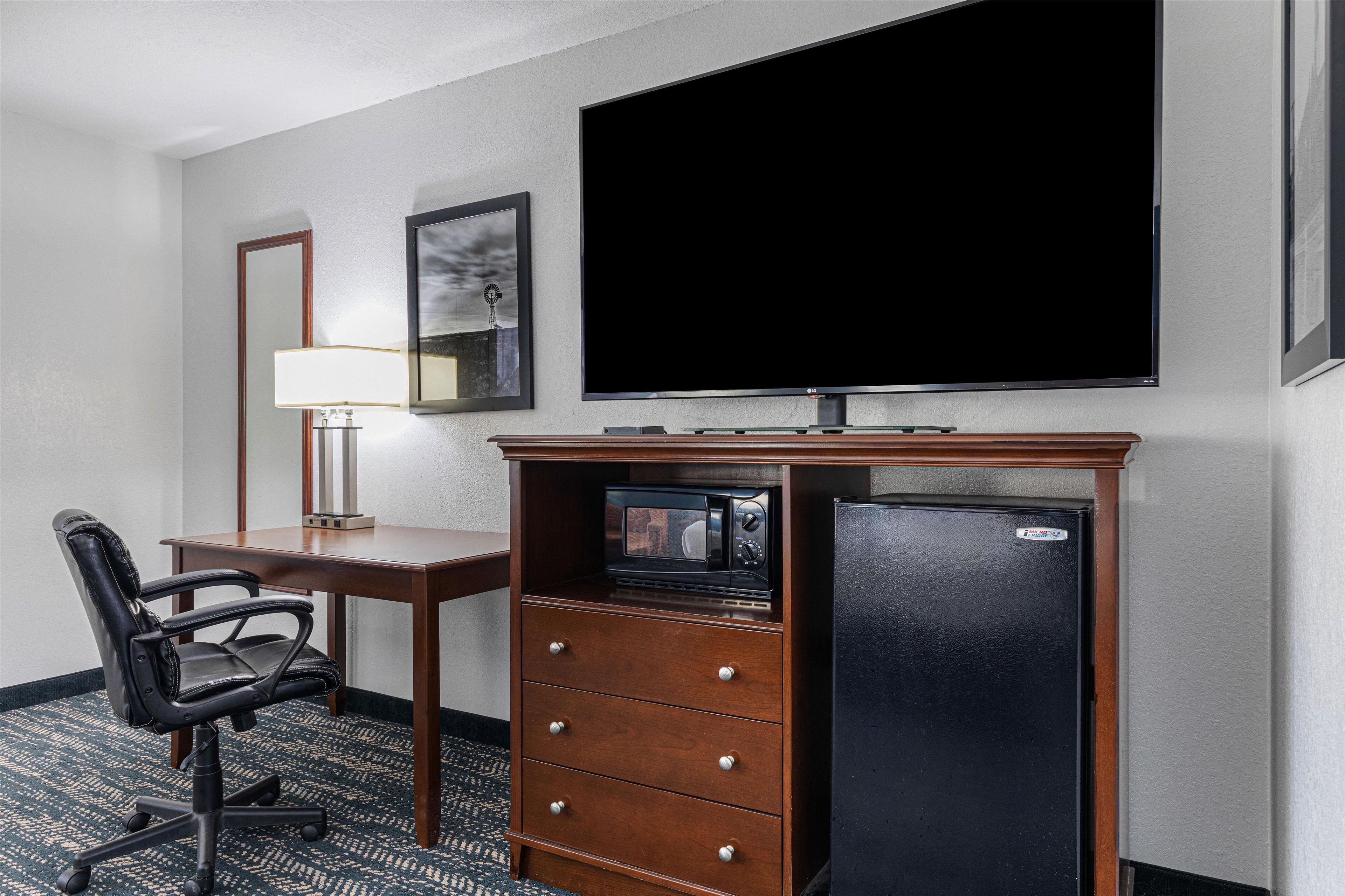 standard room, 1 king bed, accessible, refrigerator & microwave | iron/ironing board, free wifi, bed sheets