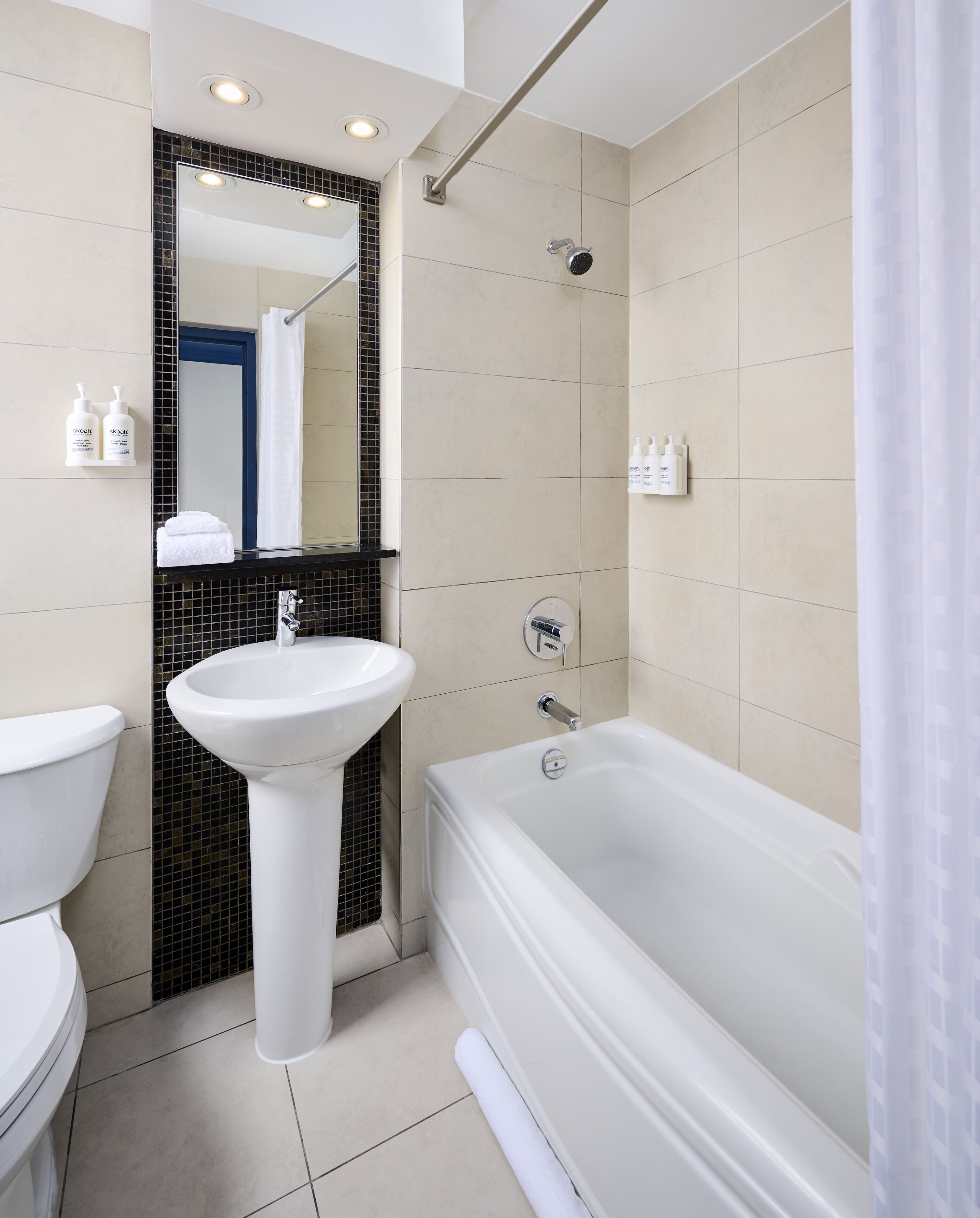 combined shower/bathtub, eco-friendly toiletries, hair dryer, towels