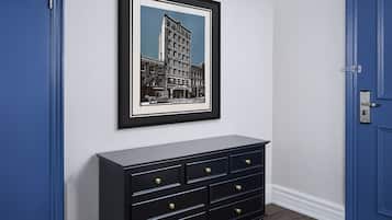 Deluxe Room, 1 King Bed | Pillow-top beds, desk, blackout curtains, iron/ironing board