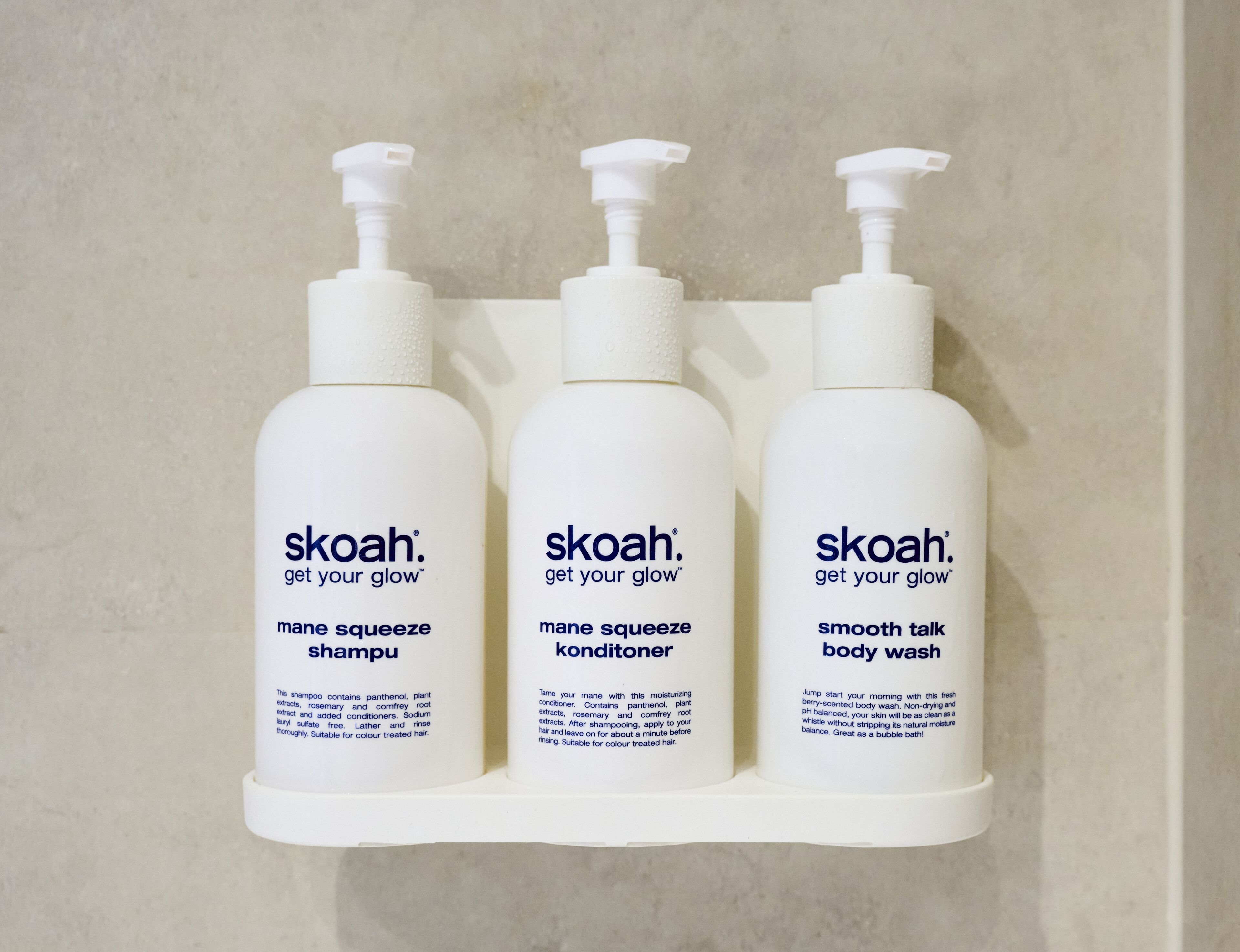 combined shower/bathtub, eco-friendly toiletries, hair dryer, towels