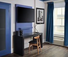 Colchones con pillow-top, escritorio y cortinas blackout