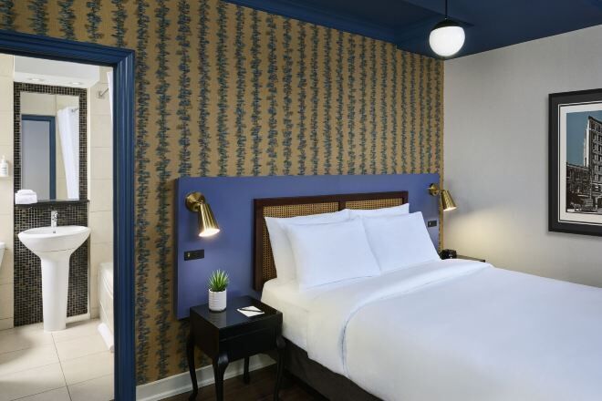 Colchones con pillow-top, escritorio y cortinas blackout 