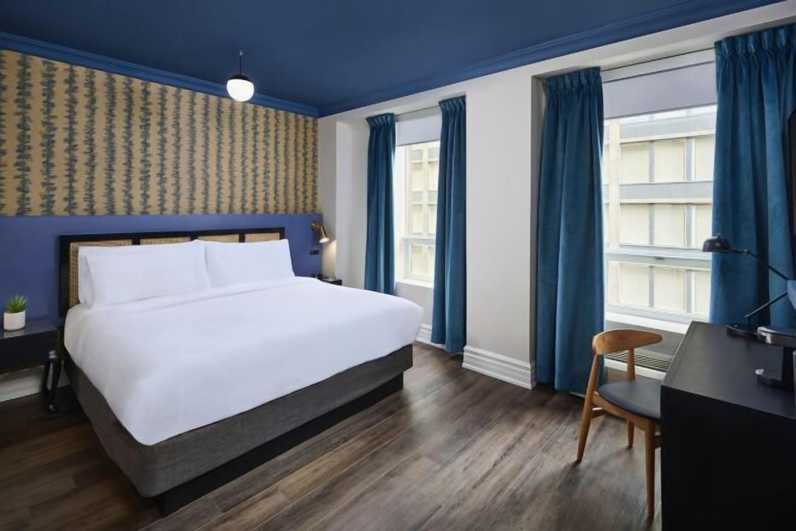 Colchones con pillow-top, escritorio y cortinas blackout 