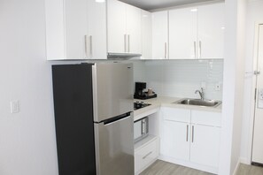 Deluxe Room | 1 bedroom, desk, iron/ironing board, free WiFi