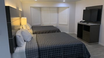 Deluxe kamer | Een bureau, een strijkplank/strijkijzer, gratis wifi, beddengoed
