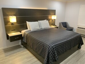 Single Room, 1 King Bed | Desk, iron/ironing board, free WiFi, bed sheets