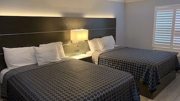 Escritorio, tabla de planchar con plancha, wifi gratis y ropa de cama