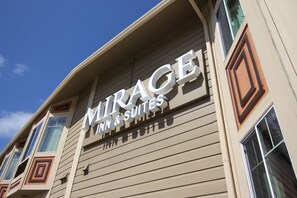 A building with a sign that reads "MIRAGE INN & SUITES".