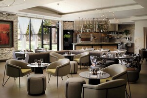 供应早餐和晚餐，美洲菜