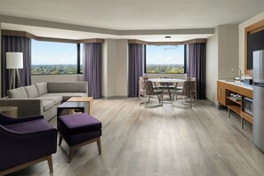 總統套房, 1 張特大雙人床 | 客廳 | 42-吋 LCD 液晶電視、衛星頻道、電視、付費電影