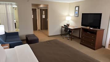 Suíte, 1 cama King, para não fumantes (Efficiency) | Roupas de cama premium, escrivaninha, espaço de trabalho para notebook