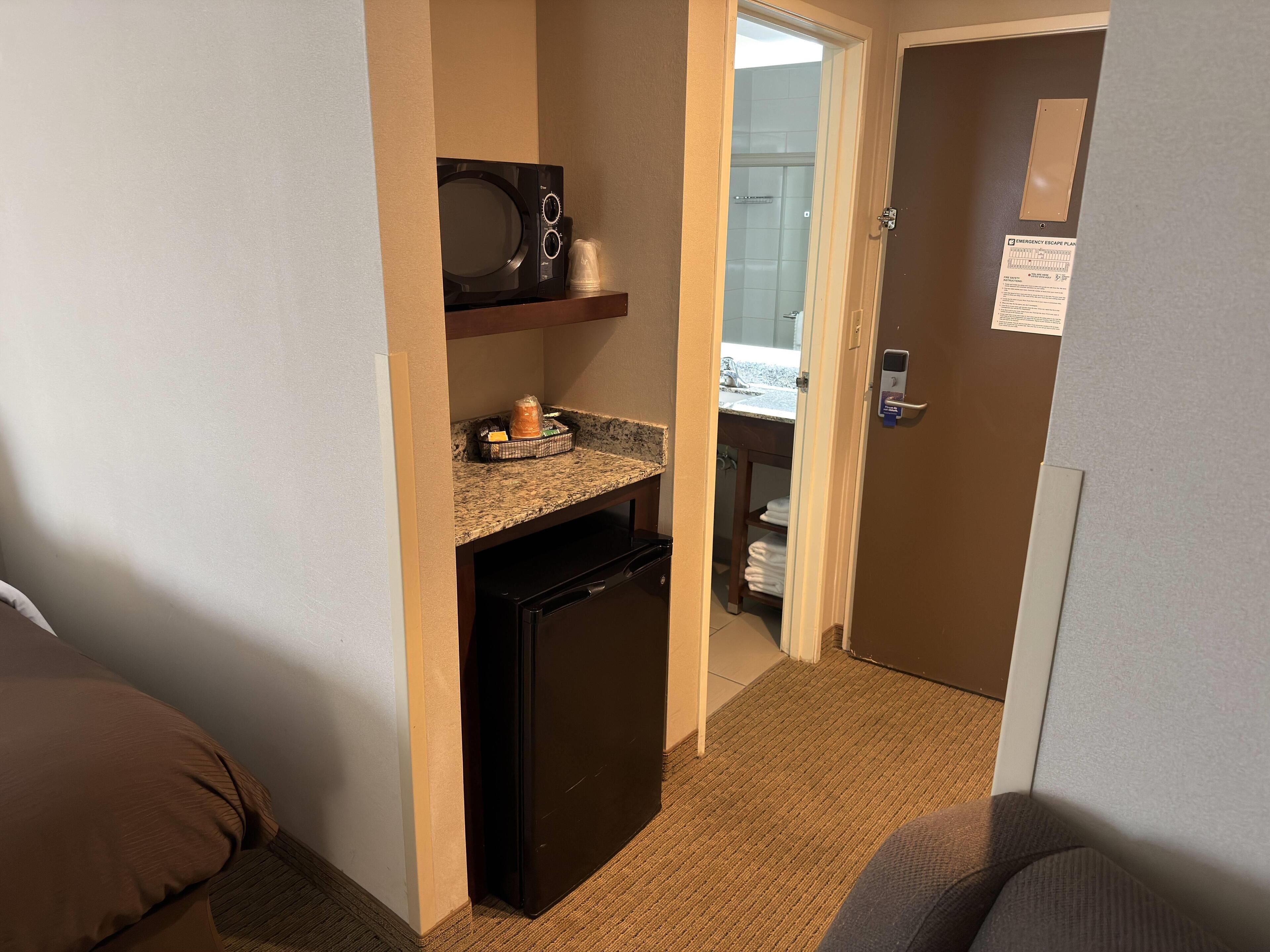 ห้องพัก, เตียงควีนไซส์ 2 เตียง, ปลอดบุหรี่ | เครื่องนอนระดับพรีเมียม, โต๊ะทำงาน, พื้นที่ทำงานแบบใช้แล็ปท็อป