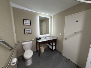 Habitación, 1 cama Queen size, para no fumadores (Mobility, Roll-in Shower) | Baño | Tina con regadera y regadera con hidromasaje
