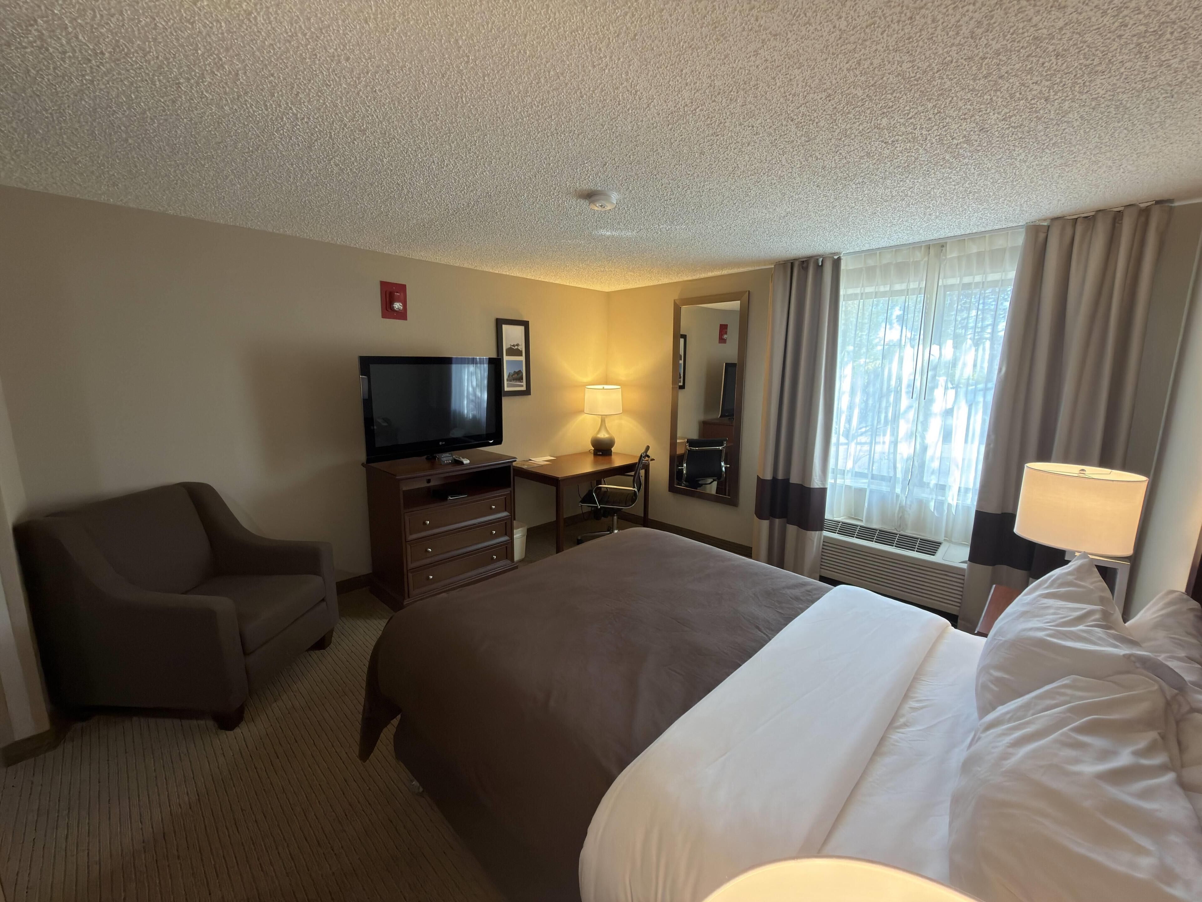 ห้องพัก, เตียงควีนไซส์ 1 เตียง, พร้อมสิ่งอำนวยความสะดวกสำหรับผู้พิการ (Mobility, Roll-in Shower) | เครื่องนอนระดับพรีเมียม, โต๊ะทำงาน, พื้นที่ทำงานแบบใช้แล็ปท็อป