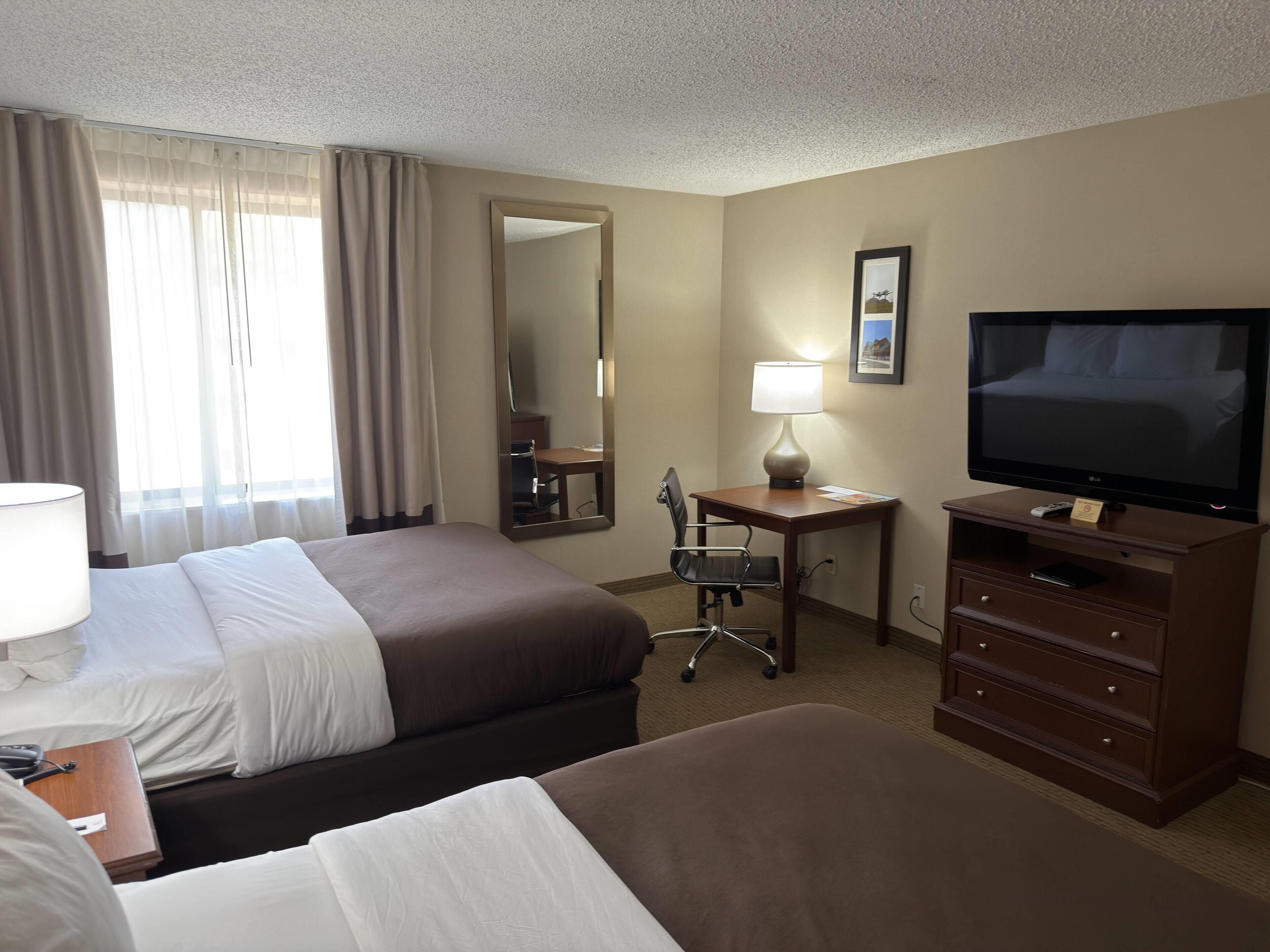 Quarto luxo, 2 camas Queen, para não fumantes | Roupas de cama premium, escrivaninha, espaço de trabalho para notebook