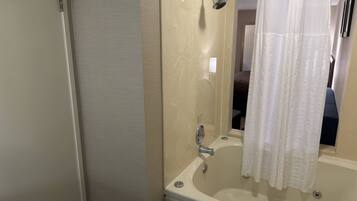 Un baño con bañera, ducha e inodoro.