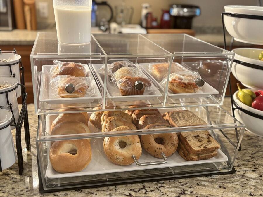 Un buffet de petit-déjeuner avec divers pâtisseries et une machine à café.