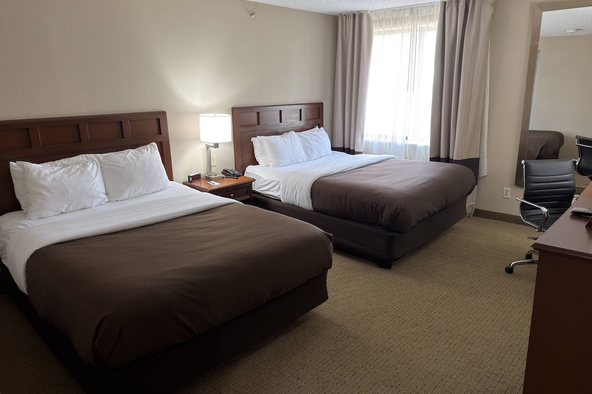 Habitación Deluxe, 2 camas Queen size, para no fumadores | Ropa de cama de alta calidad y escritorio
