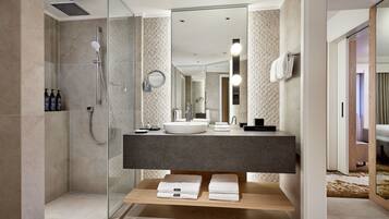 Suite Junior, 1 chambre, non-fumeurs | Salle de bain | Douche à « effet pluie », sèche-cheveux, serviettes fournies