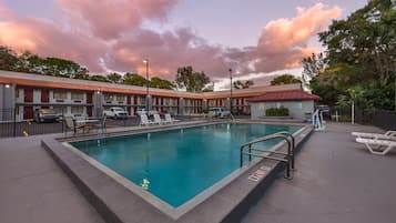 Udendørs pool, parasoller, liggestole