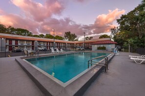 Outdoor pool, pool umbrellas, sun loungers - Red Roof Inn Ft Pierce (Fort Pierce)