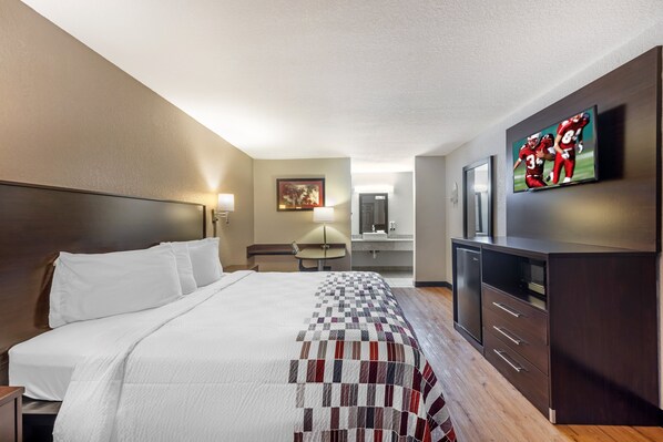 Superior Room, 1 King Bed, Non Smoking | Property grounds - Red Roof Inn Ft Pierce (Fort Pierce)