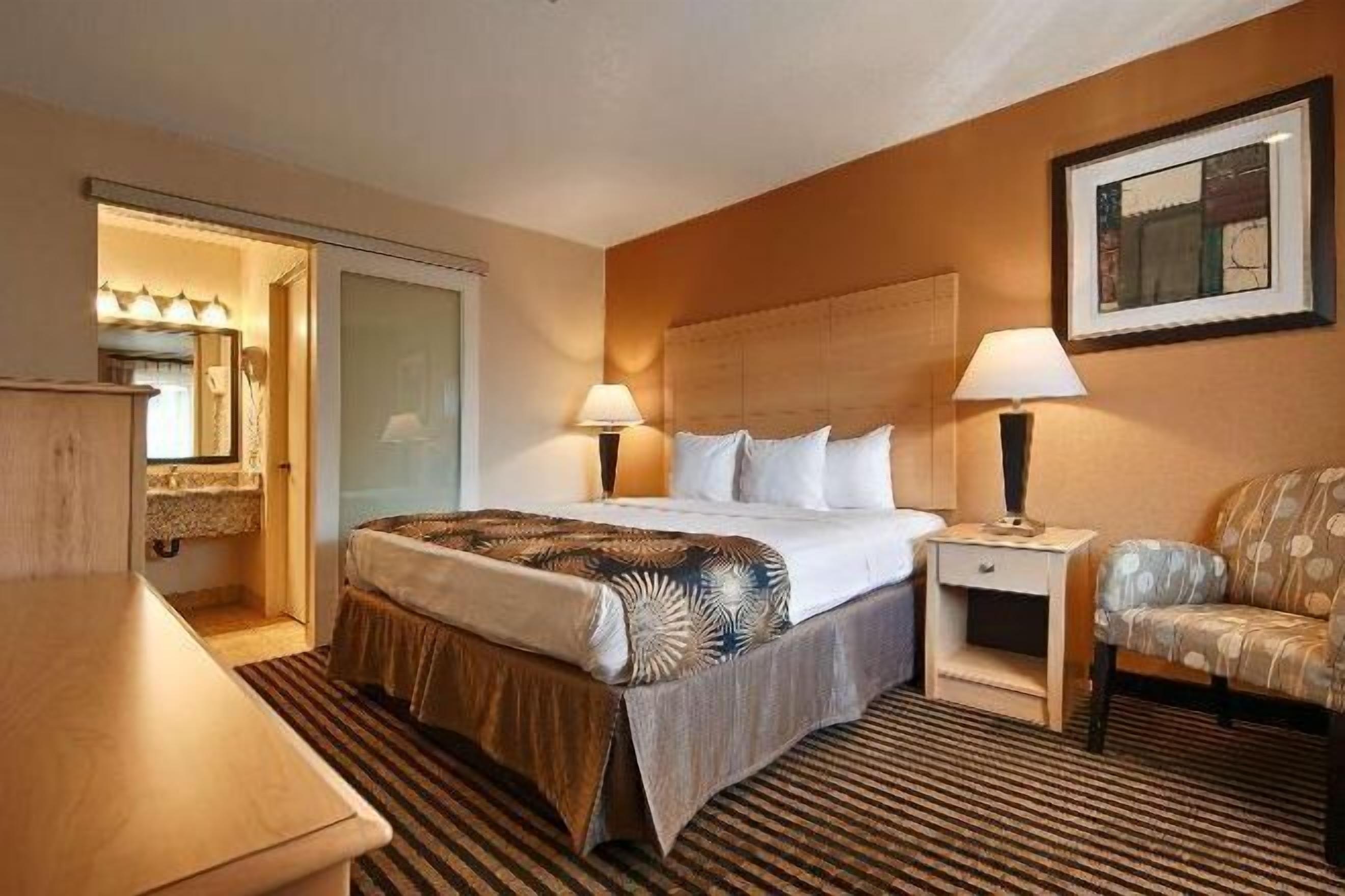 Khu vực làm việc phù hợp cho laptop, bàn ủi/dụng cụ ủi quần áo 