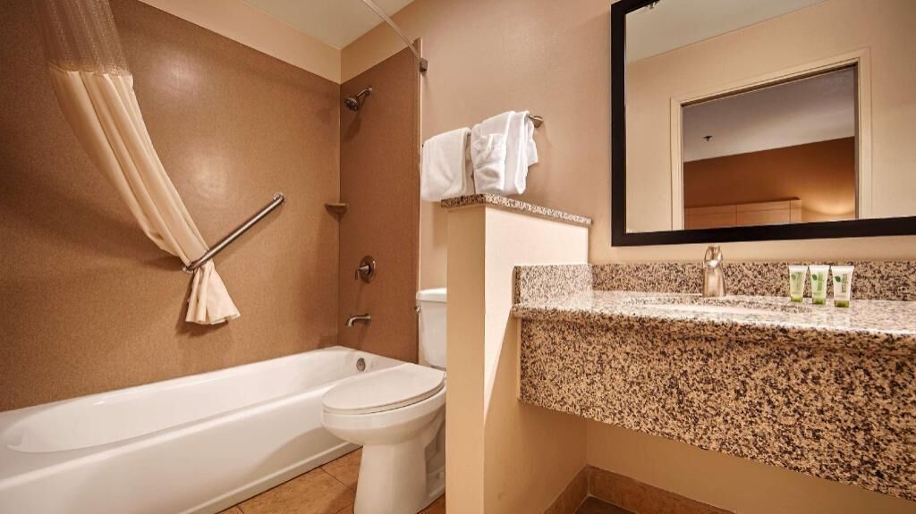 Bathroom | Combined shower/tub, free toiletries, hair dryer, towels