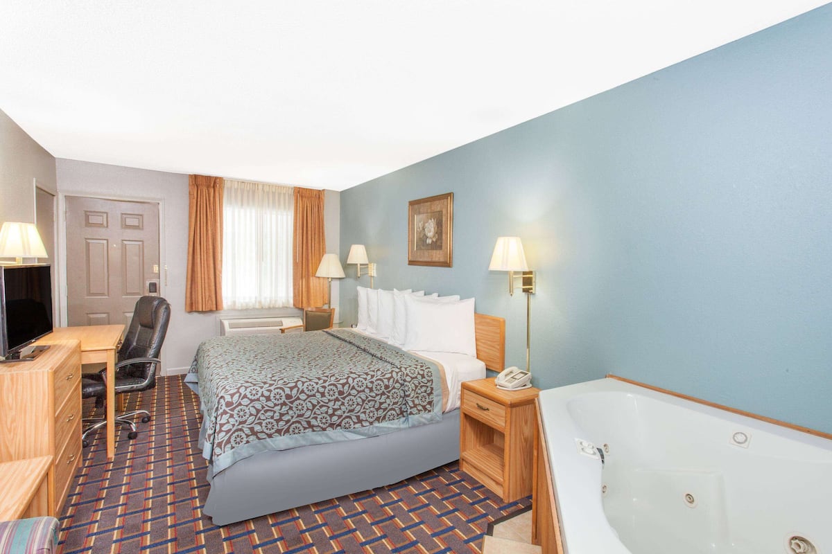 Habitación, 1 cama King size, para no fumadores, hidromasaje | Wifi gratis, ropa de cama y despertador