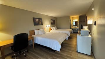 Phòng, 2 giường cỡ queen, không hút thuốc | Truy cập Internet không dây miễn phí, bộ trải giường, đồng hồ báo thức