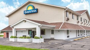 Ein Days Inn mit großer Schautafel, überdachter Eingangspartie und Parkplatz.