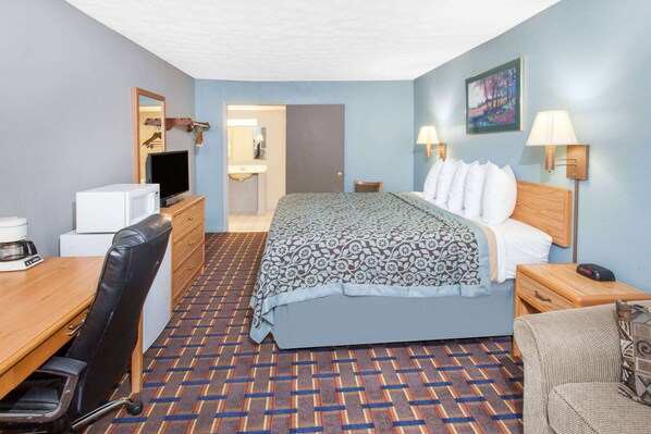 Room, 1 King Bed, Non Smoking | Free WiFi, bed sheets, alarm clocks