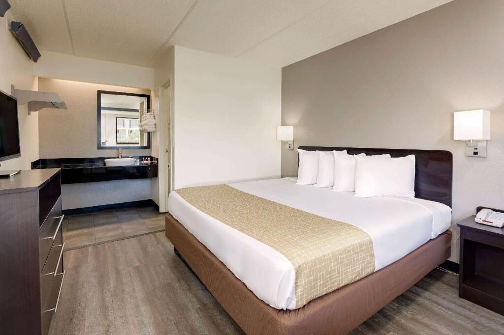 Wifi gratis, ropa de cama, despertador