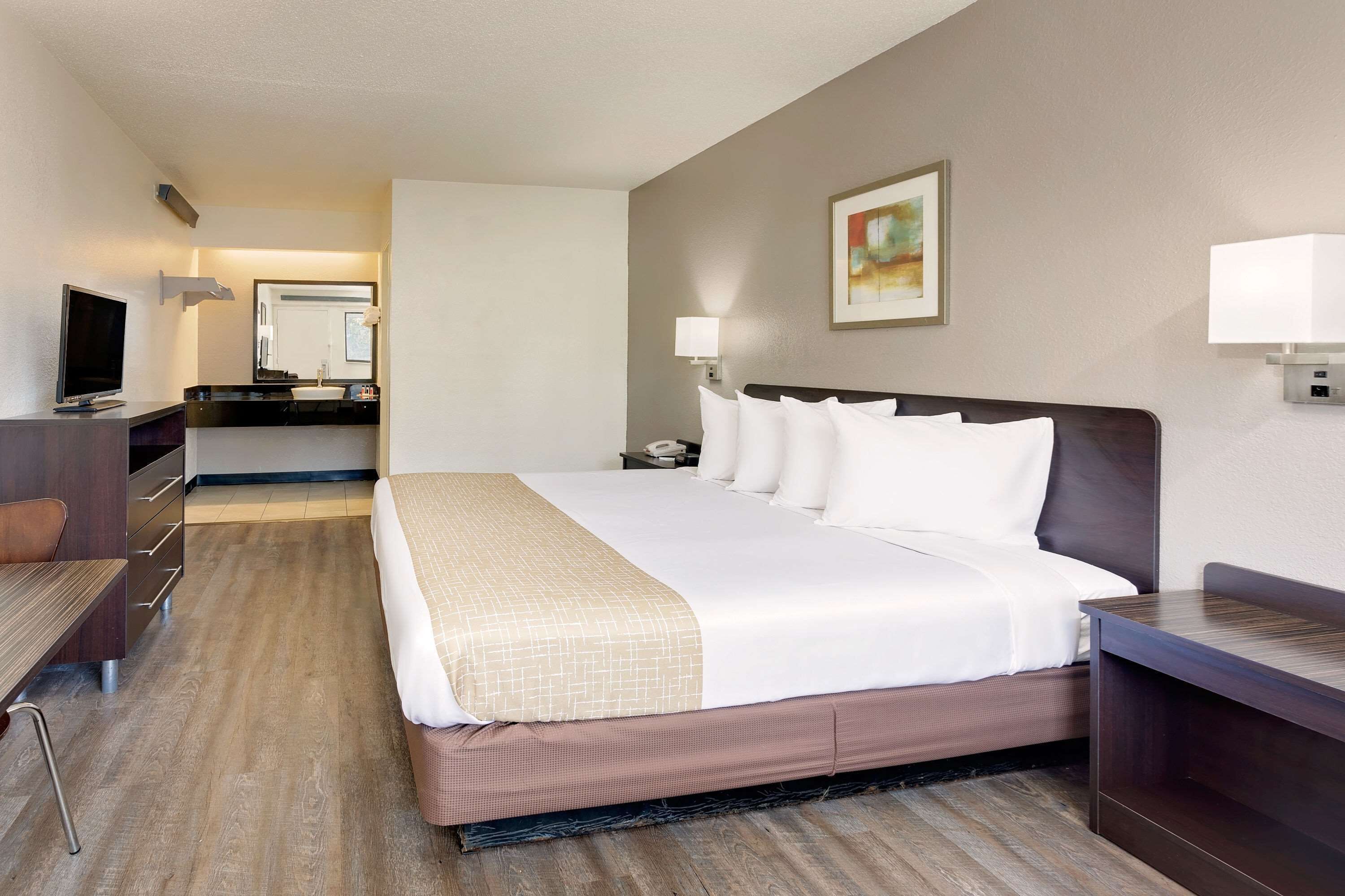 免费 WiFi、床单、闹钟