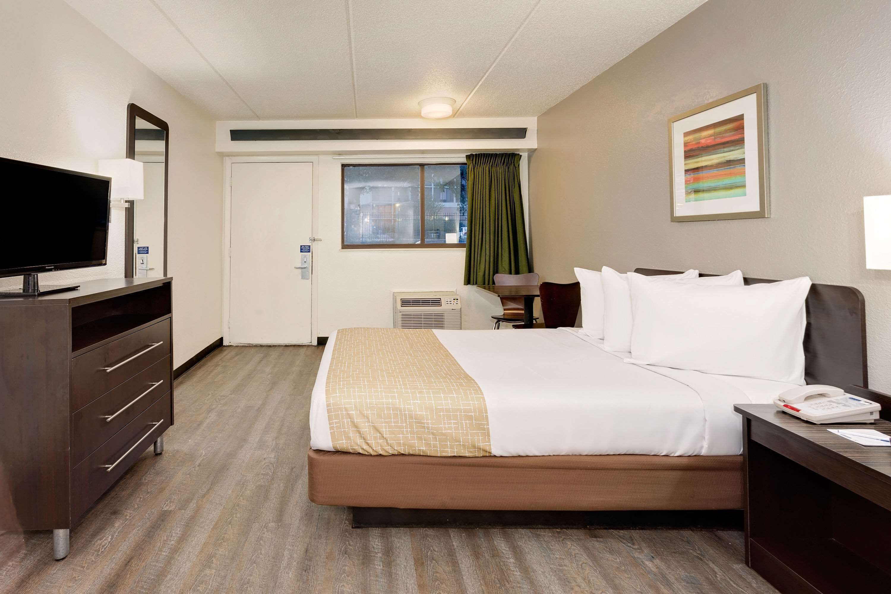 Wi-fi percuma, cadar katil, jam penggera 