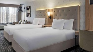 ห้องพัก, เตียงใหญ่ 2 เตียง | เครื่องนอนระดับพรีเมียม, ผ้านวมขนเป็ด, ตู้นิรภัยในห้องพัก, โต๊ะทำงาน