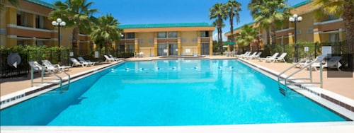Garnet Inn & Suites