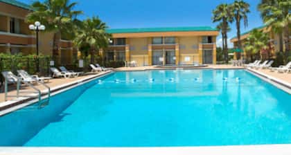 Garnet Inn & Suites
