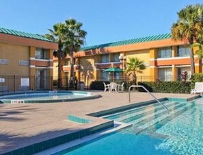 Outdoor pool - Garnet Inn & Suites (Orlando)