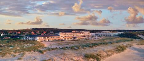 واجهة المنشأة - في المساء/الليل