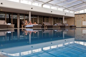 Piscina coberta (horari: 08:00-22:00) i gandules 