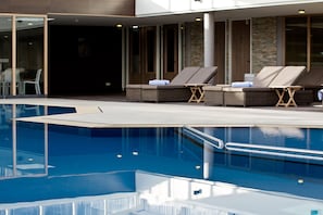 Piscine couverte, accès possible de 08 h 00 à 22 h 00, chaises longues