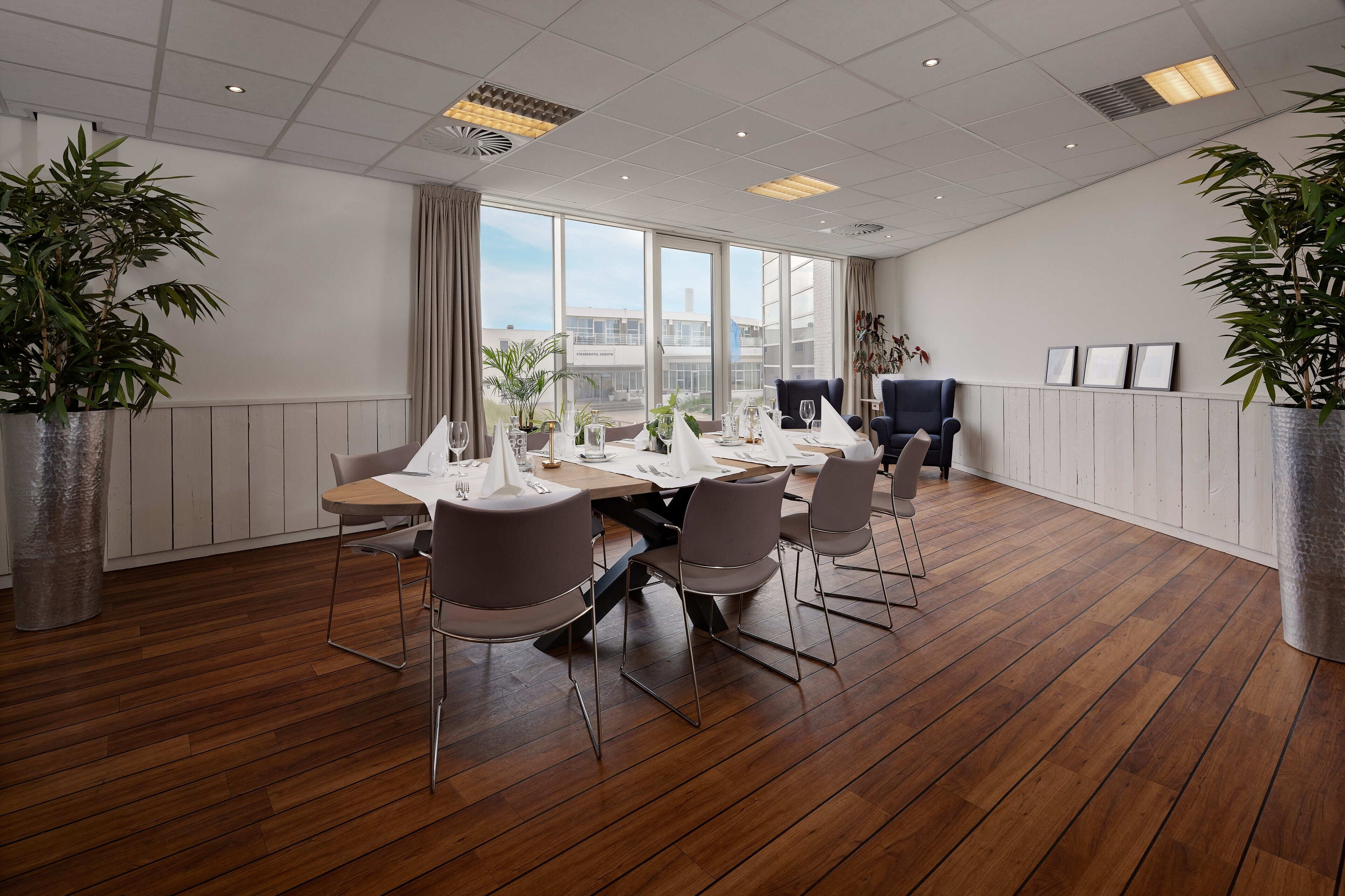 2 restaurants, breakfast, lunch, dinner served; local cuisine