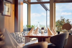 2 restaurantes, se sirven desayunos, comidas, cenas y cocina local