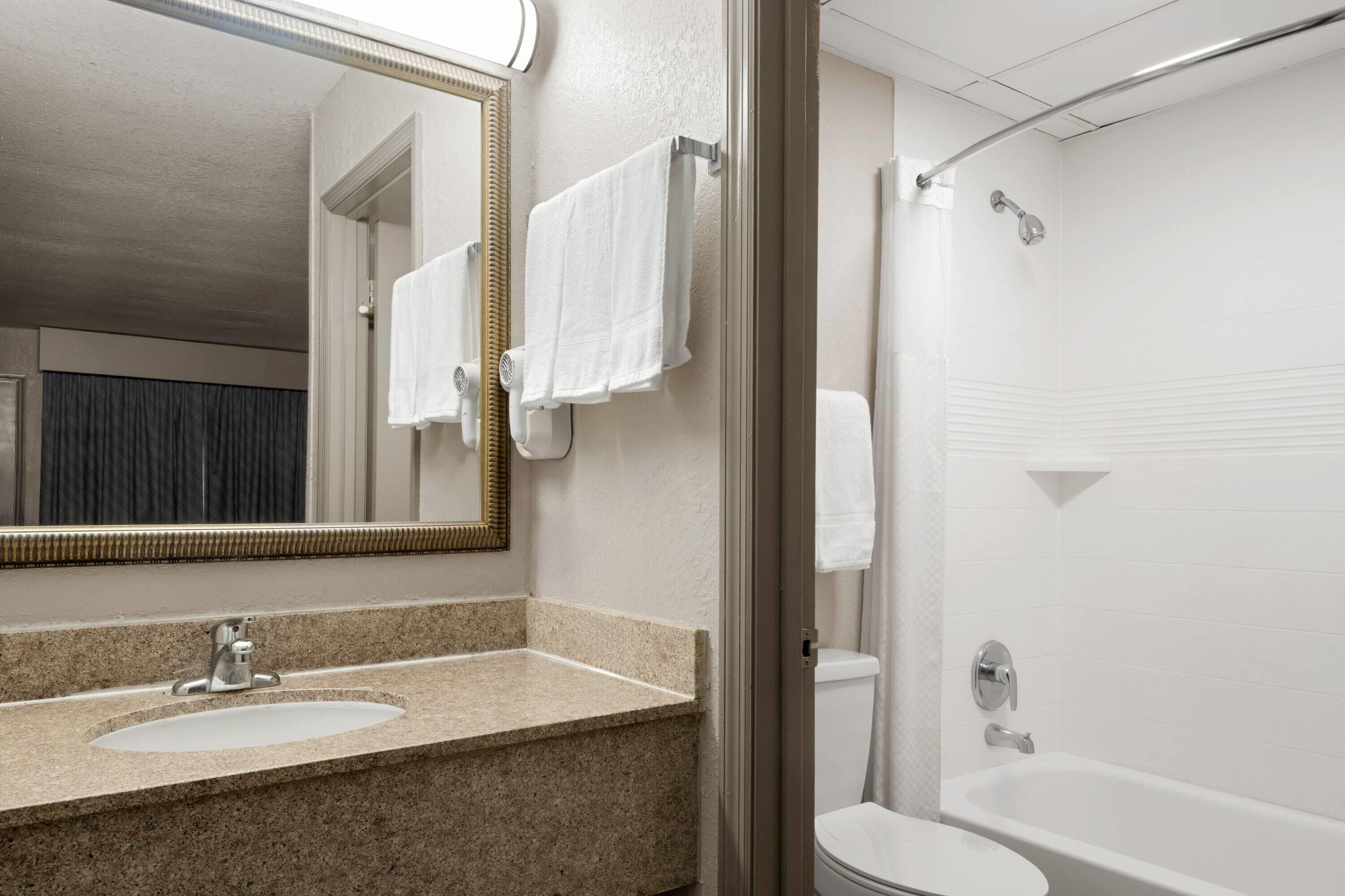 Ducha y bañera combinadas y artículos de higiene personal gratuitos