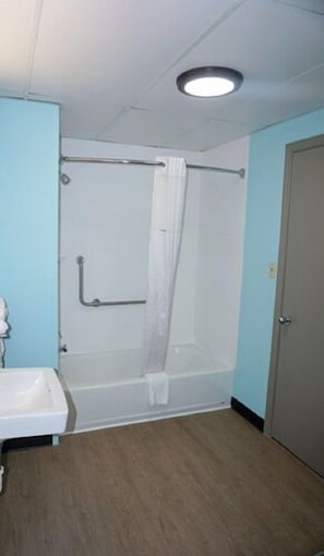 Combined shower/tub, free toiletries, towels
