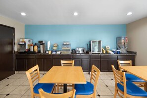 Café da manhã para viagem grátis todos os dias