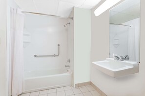 Combined shower/tub, free toiletries, towels